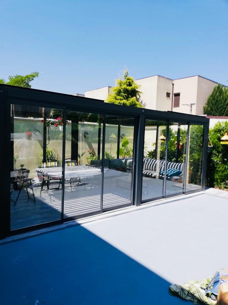 Sistem de tâmplărie aluminiu pentru fațadă vitrată rezistentă la zone litorale